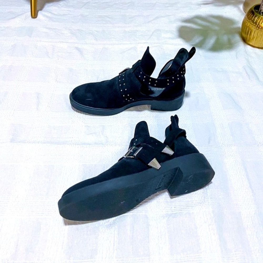 Open-sided boots
